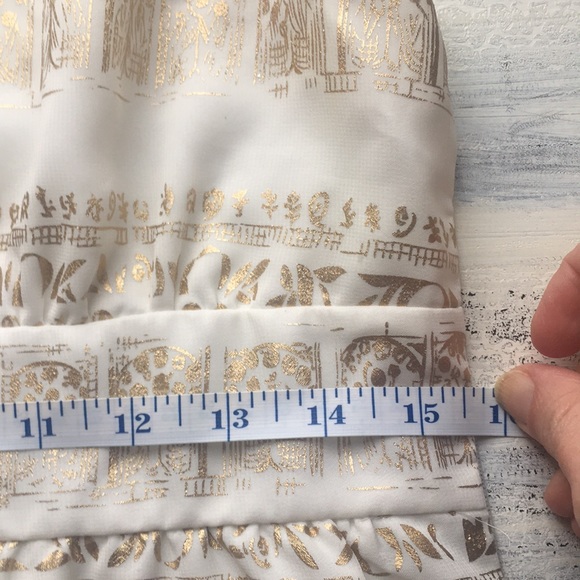 Dress with white with gold details. - Picture 3 of 4